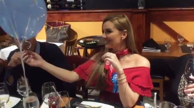 Fue una reunión pequeña en un restaurante, Julián no pudo estar presente porque estaba en España filmando una película.