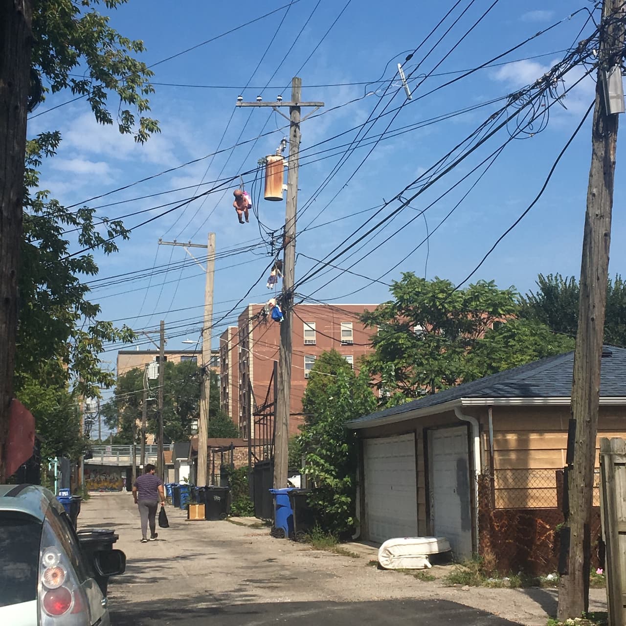 Muñecas y juguetes colgados.