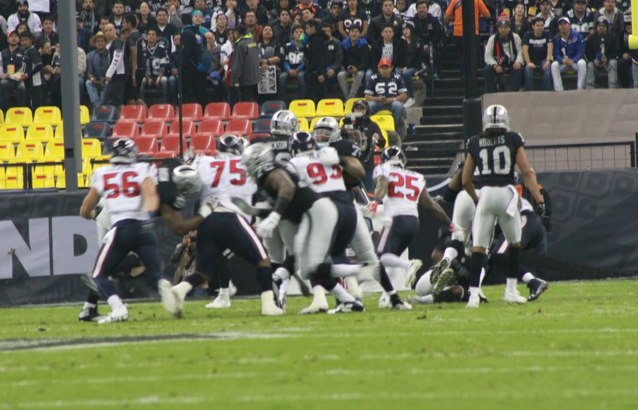 Te presentamos las mejores imágenes que nos dejó el juego entre Raiders y Texans en la cancha del estadio Azteca de la ciudad de México.