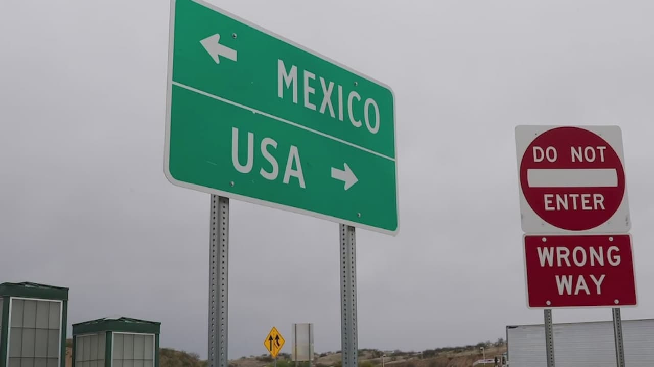 Las restricciones de viaje en la frontera con México se pueden prolongar: embajador de EEUU en México