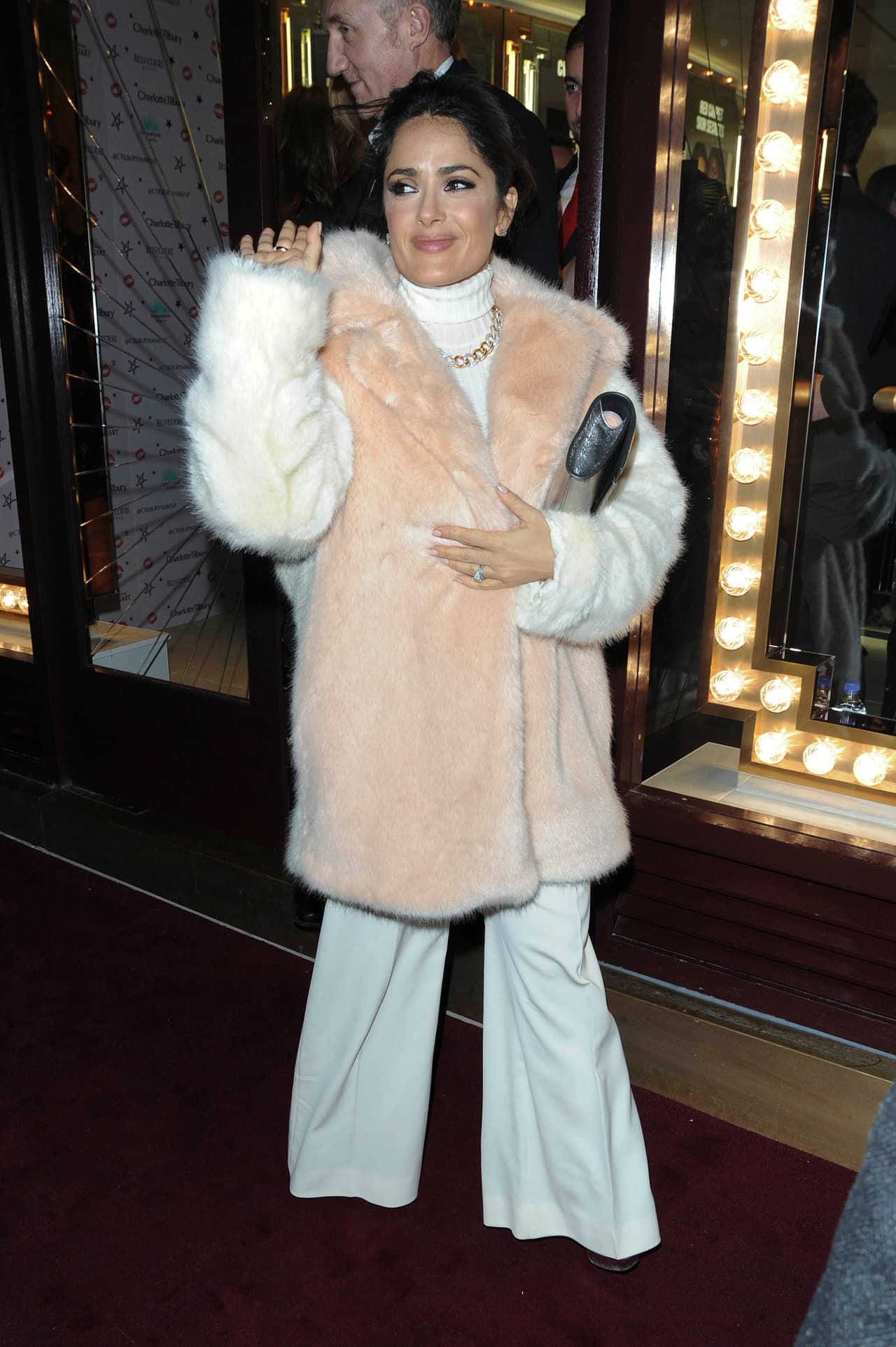 La actriz veracruzana brilló en una fiesta en Covent Garden, Londres.