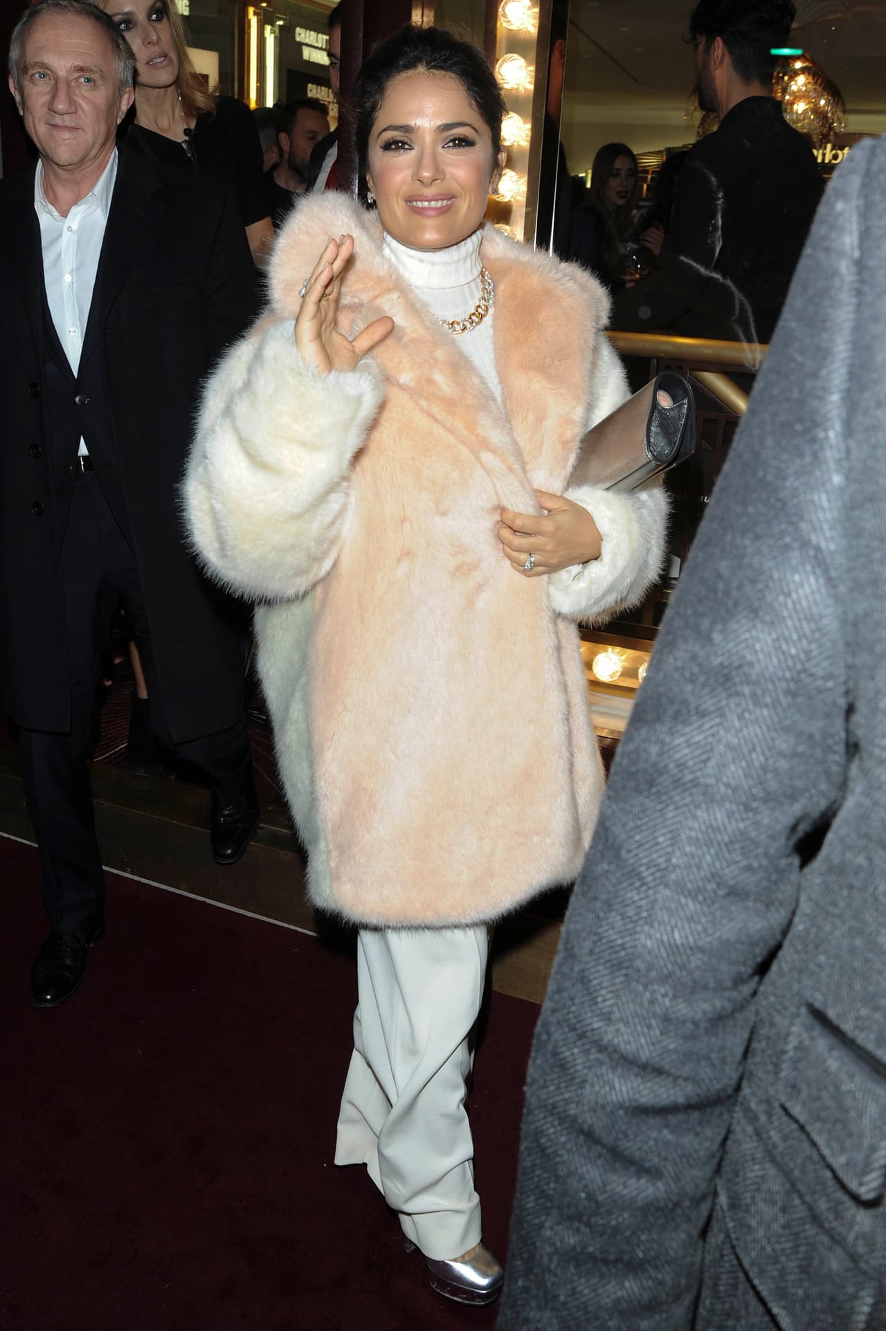 La actriz veracruzana brilló en una fiesta en Covent Garden, Londres.