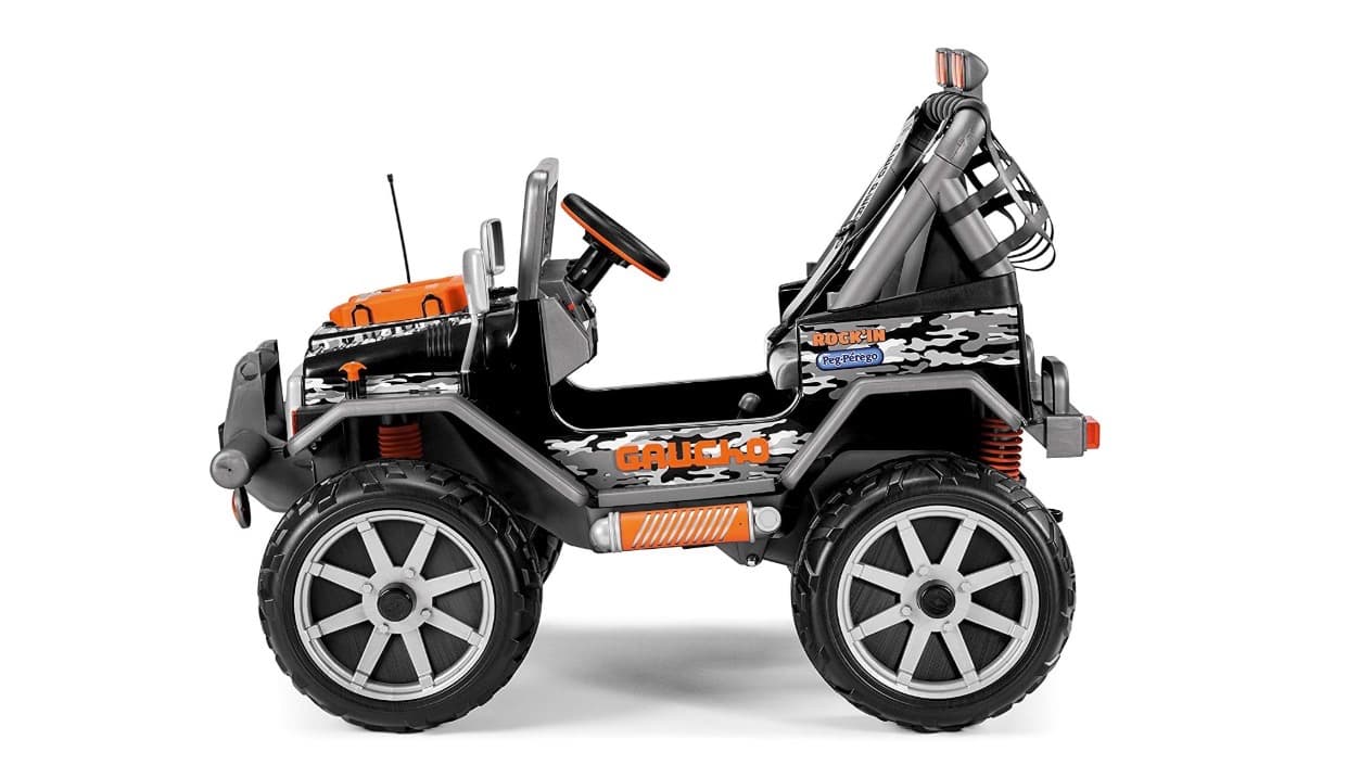 <h3 class="cms-h3-H3">Peg Perego Gaucho Rock'in Ride-On </h3>
<br>Precio:
<b> 510 dólares</b>
<br>Especificaciones:
<br>· Dos velocidades 2½ y 5 mph, más reversa (con switch que bloquea la velocidad de 5 mph para los principiantes).
<br>· Caja de herramientos y corneta.
<br>· Ruedas con tracción en grama, tierra, gravilla o pavimento. 
<br>· Radio FM con conexión para MP-3.
<br>· Asientos ajustables con cinturón de seguridad.