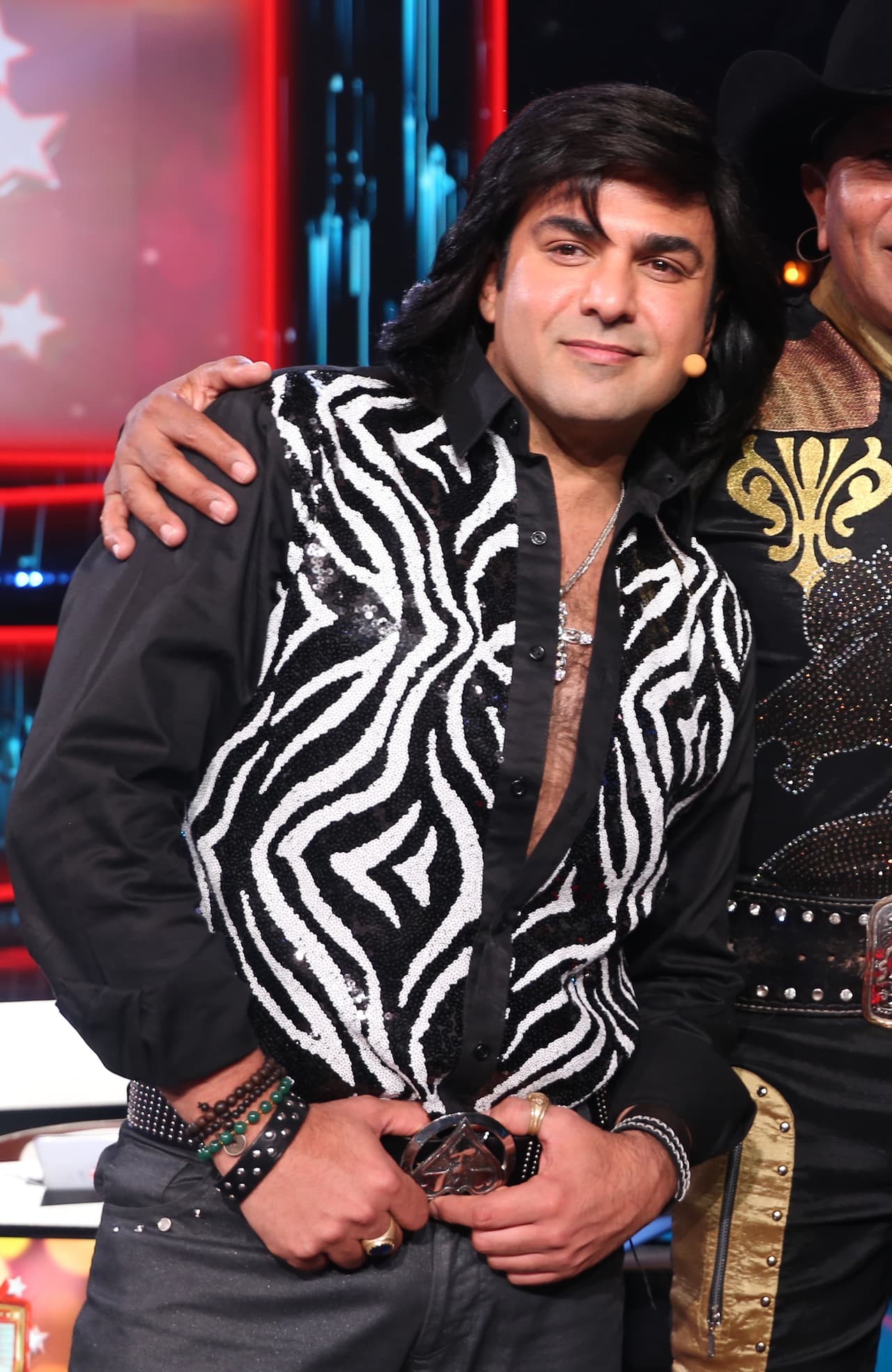 Su cabello nunca pierde su estilo y a veces su peinado nos recuerda al de Farrah Fawcett en los setenta.