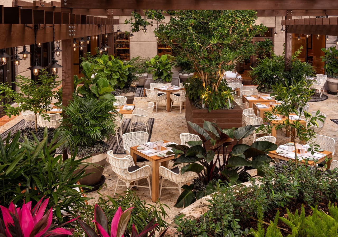 <b>Isabelle’s Grill Room & Garden / The Commodore. </b>Para quienes prefieran pasar esta fiesta deportiva en un ambiente selecto, en el Ritz Carlton de Coconut Grove, estos dos espacios ofrecen varios especiales del “SB”. Entre ellos están: Un cubo con 5 cervezas locales por $ 20, orden de nachos súper cargados con todo por $17 y camarones rebozados con cerveza por $22. 
<b>Dirección</b>: 3300 SW 27th Avenue en The Ritz-Carlton de Coconut Grove.
<br>