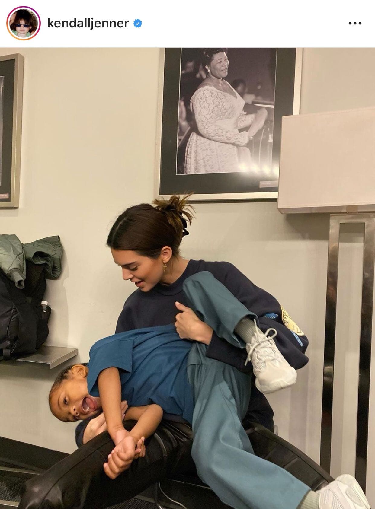 En las instantáneas que compartió Kendall Jenner con la pregunta de si debe formar una familia, se aprecia a 
<b><a href="https://www.univision.com/famosos/kendall-jenner-presenta-su-nuevo-cabello-rubio-en-pasarela-aunque-no-sabemos-si-es-permanente-video">la joven modelo</a></b> jugar con los hijos de su media hermana Kim Kardashian.
<br>