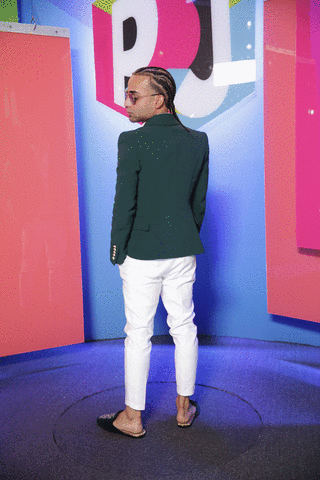 El look de Arcángel se distinguió por trendy y veraniego. Lució una chaqueta en verde seco de doble botonadura, pantalones capri y camisa blanca y remató con unos espectaculares slippers negros de terciopelo de Gucci.