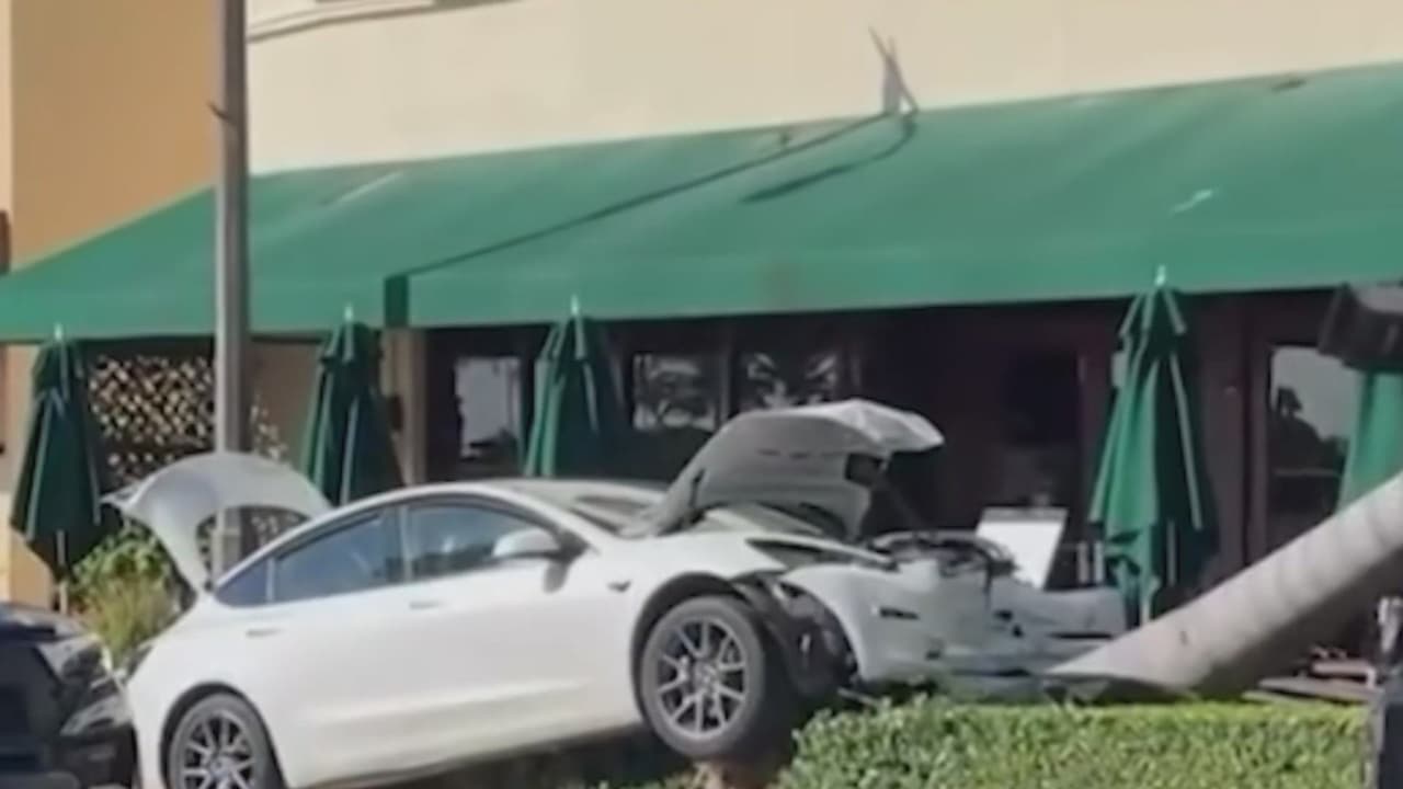 Dos personas son detenidas y otra buscada tras choque de vehículo Tesla en Miami Beach