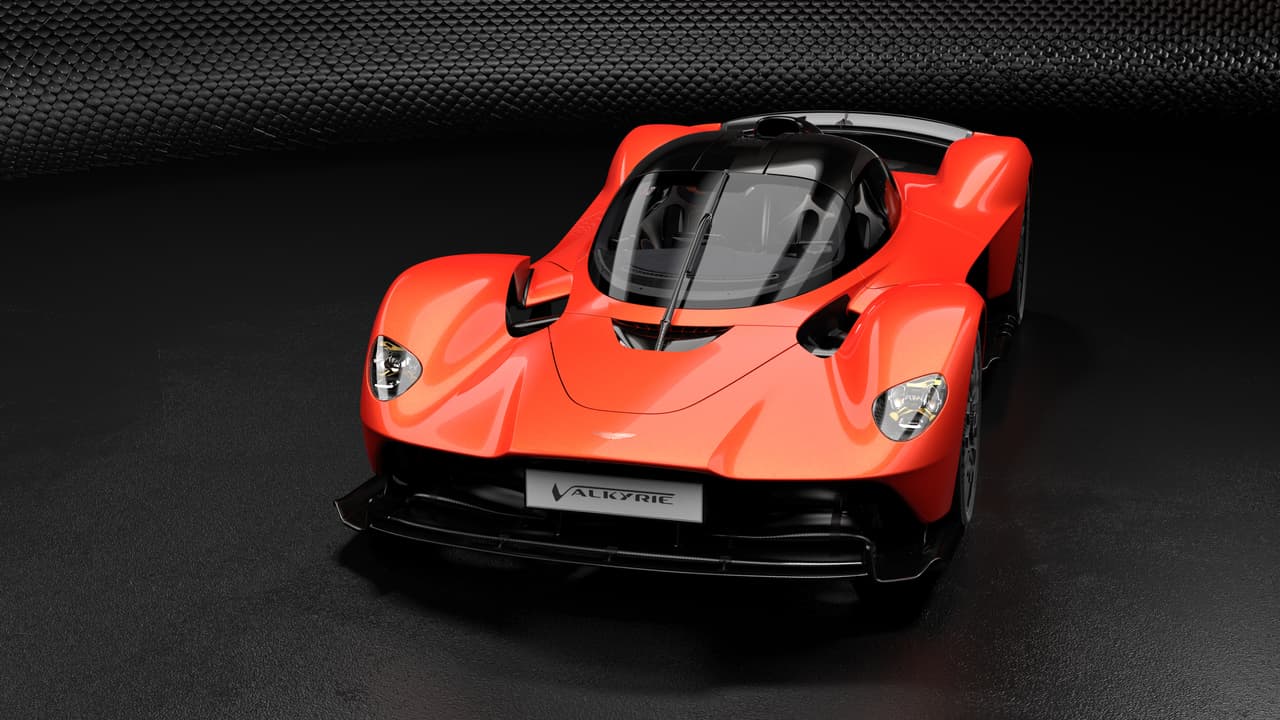 El resto de la potencia del Aston Martin Valkyrie es provisto por el componente eléctrico estilo KERS (siglas en inglés de Sistema de Recuperación de energía cinética), no muy distinto al que acaba de presentar Volvo en la actualización de la XC90 para 2020, que reiintegra la energía recuperada, almacenada en forma de electricidad en una batería, a través de un motor eléctrico acoplado a la transmisión. KERS ha sido usado intermitentemente en Fórmula 1 desde 2011.