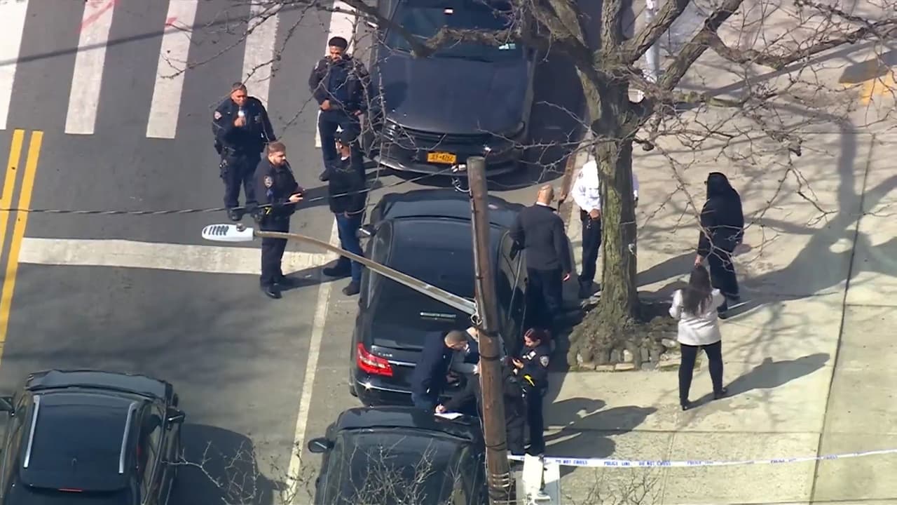 Una disputa fuera de una escuela de Queens deja a 2 adolescentes apuñalados