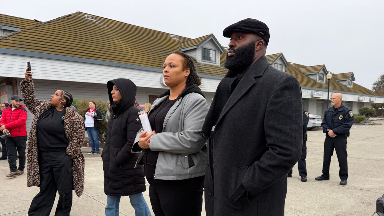 La alcaldesa de Stockton, Christina Fugazi, anunció una recompensa total de
<b>$25,000</b> para cualquier persona que aporte información que permita identificar, arrestar y llevar ante la justicia a los responsables del tiroteo.
<br>
<br>Las autoridades pidieron a la comunidad llamar de manera anónima al
<b>209-946-0600</b> si tienen cualquier pista que pueda ayudar a avanzar en la investigación ya que hasta el momento no hay personas detenidas.