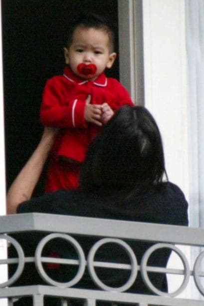 El 10 de marzo de 2002, Angelina adoptó a su primer hijo, Maddox, que tenía siete meses de edad.