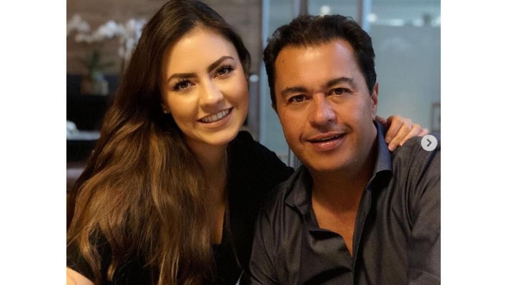 Montse es hija de Antonio Hogaza, hermano de Lucero.