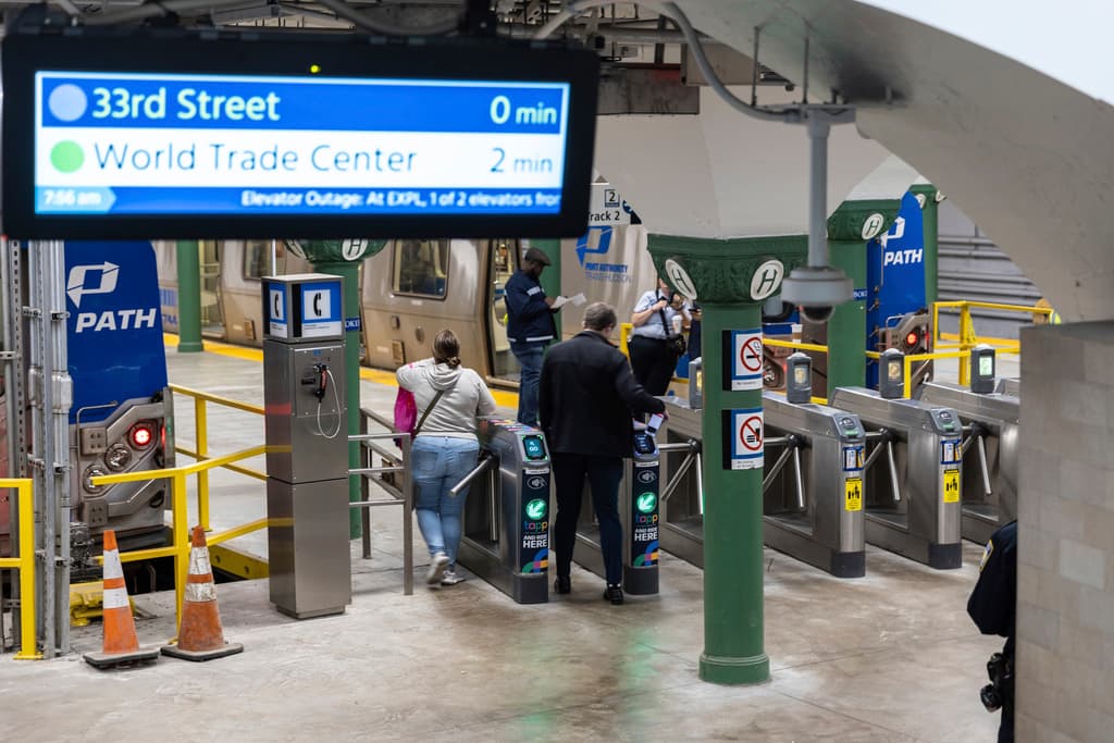 Durante el período de la huelga, los usuarios debieron recurrir a medios alternativos como autobuses, automóviles, taxis y embarcaciones. Muchas empresas implementaron políticas de trabajo remoto para mitigar el impacto en sus empleados, mientras que las autoridades locales coordinaron servicios de transporte adicionales para reducir las alteraciones.