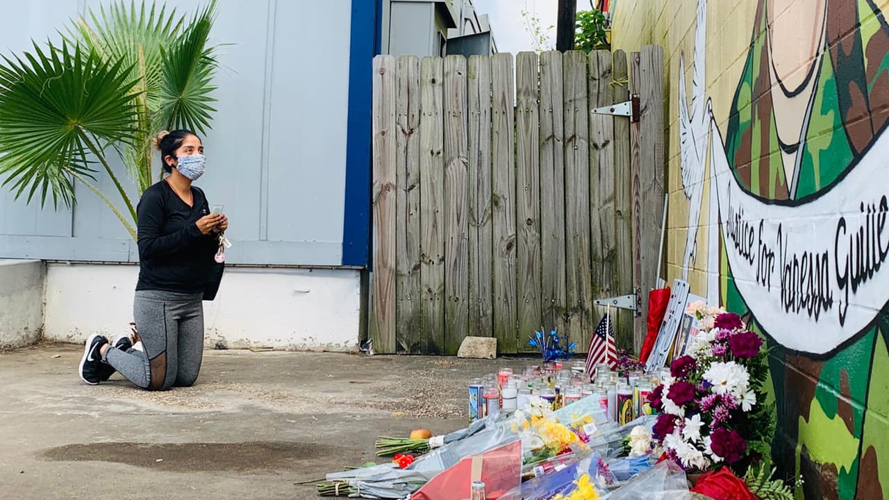 La población de Houston rinde un homenaje a Vanessa Guillén con un mural que de inmediato se convirtió en un altar improvisado.