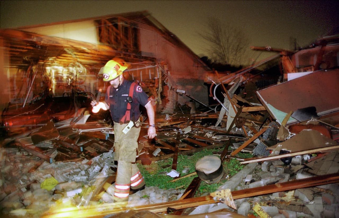 <b>Puesto 5. Año 2000</b>
<br>
<b>Tornados registrados en diciembre:</b> 26
<br>
<b>Víctimas mortales:</b> 12
<br>
<br>El estudio presentado en la conferencia de la Unión Geofísica Estadounidense afirma que los inusuales tornados invernales serán nueve veces más potentes a finales de siglo. Esto si los niveles de dióxido de carbono en la atmósfera siguen aumentando.
<br>
<br>La fotografía muestra las ruinas que dejó el paso de un tornado por Arlington, Texas, en marzo de 2020.
<br>