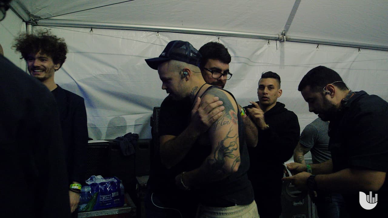 El mánager de Residente le da un abrazo antes de subir.