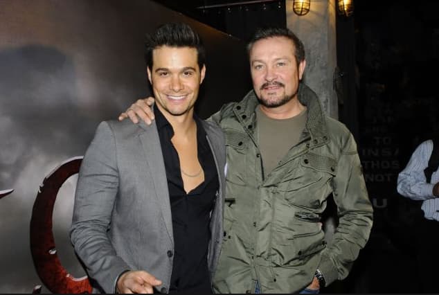 <b><a href="http://www.univision.com/temas/brandon-peniche">Brandon Peniche</a></b> es hijo del inolvidable galán de telenovelas 
<b><a href="http://www.univision.com/temas/arturo-peniche">Arturo Peniche</a></b>.