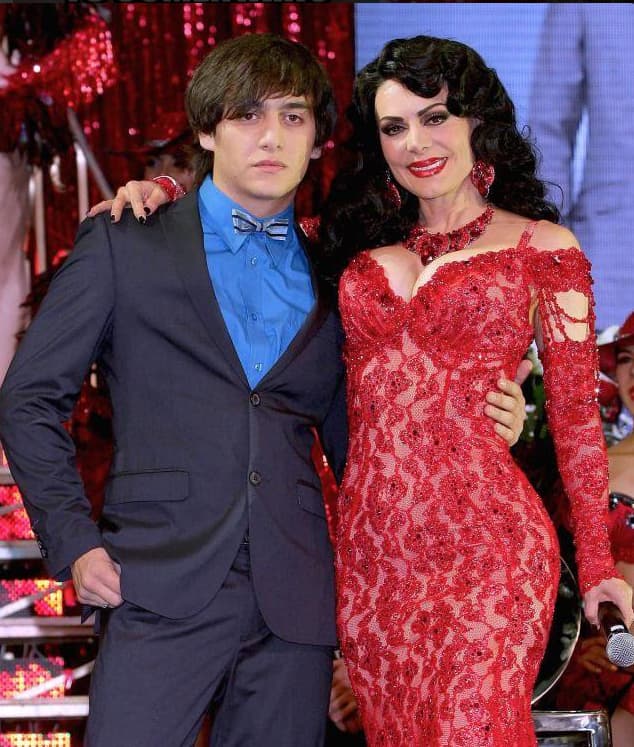 Este galán está siguiendo los pasos de su padre en la música, pero también los de su mamá, pues hizo un buen papel en la serie 'Por siempre Joan Sebastian'.