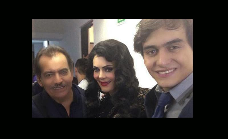 <a href="http://www.univision.com/entretenimiento/las-primeras-fotos-del-bebe-de-julian-figueroa-fotos">Joan Sebastian y Maribel Guardia tuvieron a Julián Figueroa.</a>