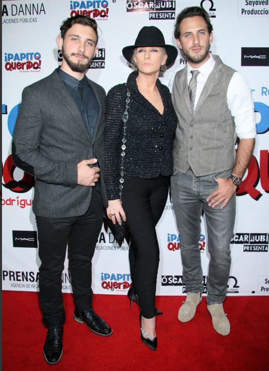 Su hermano menor parece su gemelo.