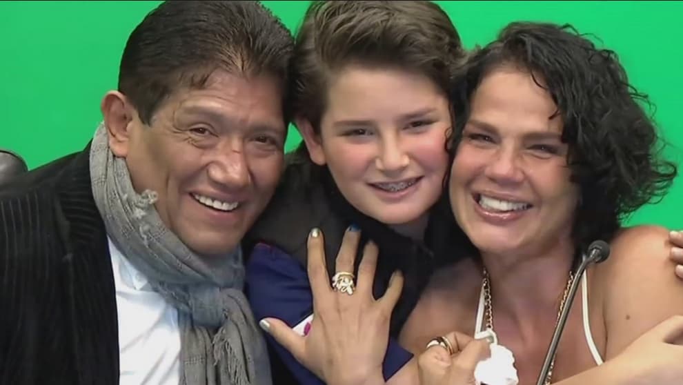 <a href="http://www.univision.com/novelas/sueno-de-amor/emilio-osorio-plasmo-sus-huellas-y-sus-companeros-de-sueno-de-amor-lo-acompanaron-fotos">Juan Osorio y Niurka tuvieron a Emilio</a> cuando fueron pareja, ahora él adolescente está comenzando su carrera como actor y cantante.