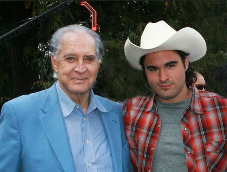 <a href="http://www.univision.com/programas/novelas/veronica-castro-pide-ayuda-economica-para-rogelio-guerra-fotos">Aldo Guerra es hijo del galán de antaño Rogelio Guerra</a>, también es bien parecido como su padre.