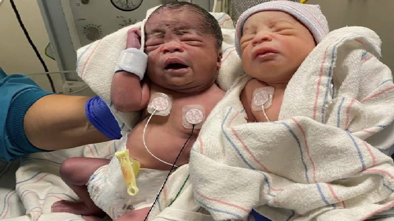 De acuerdo con Banner University Medical Center Tucson, 
<b>Jasir Wright nació el 1 de enero de 2022</b> a los 0008 segundos después de la medianoche y el gemelo, 
<b>Kenji Wright, nació a los 0016 segundos después de la medianoche</b>.