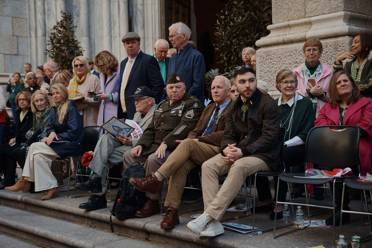Algunos veteranos observan el Desfile del Día de San Patricio.