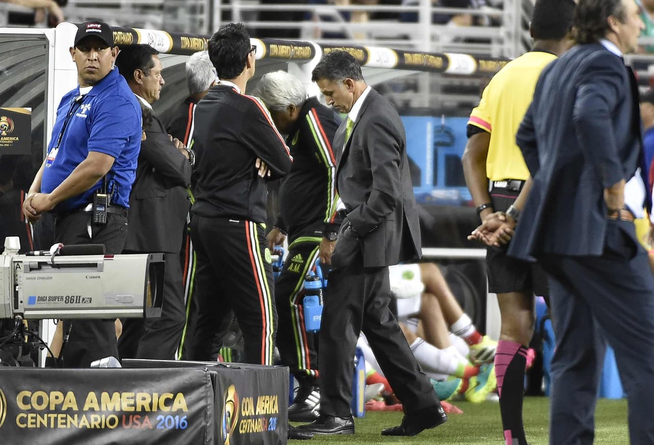 Mexico's coach Juan Carlos Osorio (C) reacts in dejection during the Copa America Centenario quarterfinal football match against Chile in Santa Clara, California, United States, on June 18, 2016. / AFP / OMAR TORRES (Photo credit should read OMAR TORRES/AFP/Getty Images)