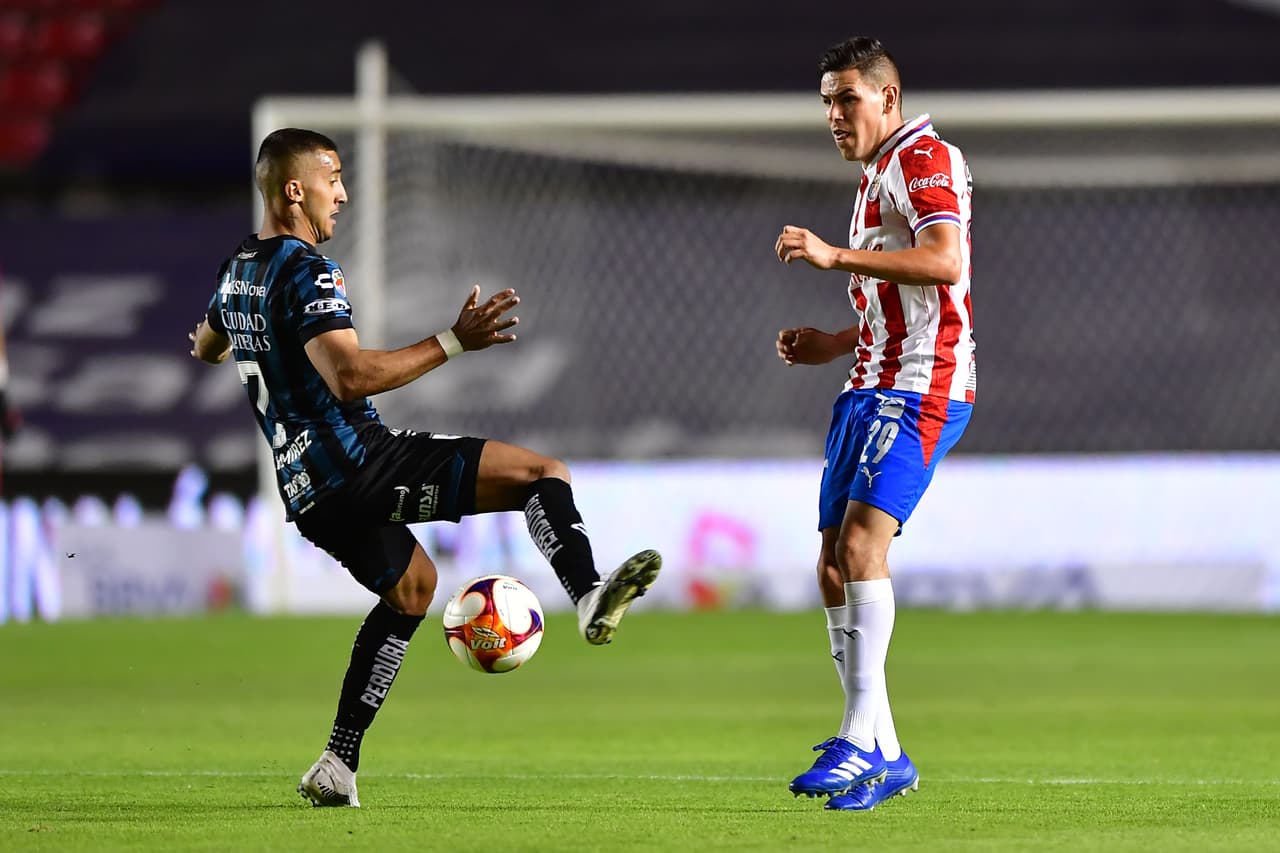 Querétaro y Chivas empatan 2-2 en La Corregidora y se conforman con un puntos. Ambos equipos se quedan con 11 puntos, pero Chivas ese sitúa en la décimo lugar mientras que los Gallos se quedan con la doceava posición.