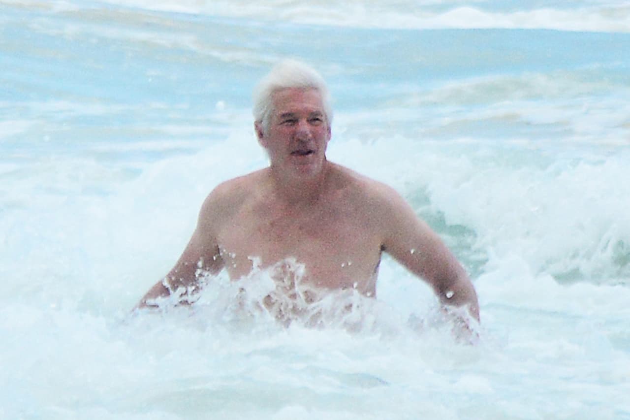 Richard Gere goza del mar en Tulum, México, el de 3 de abril de 2017.