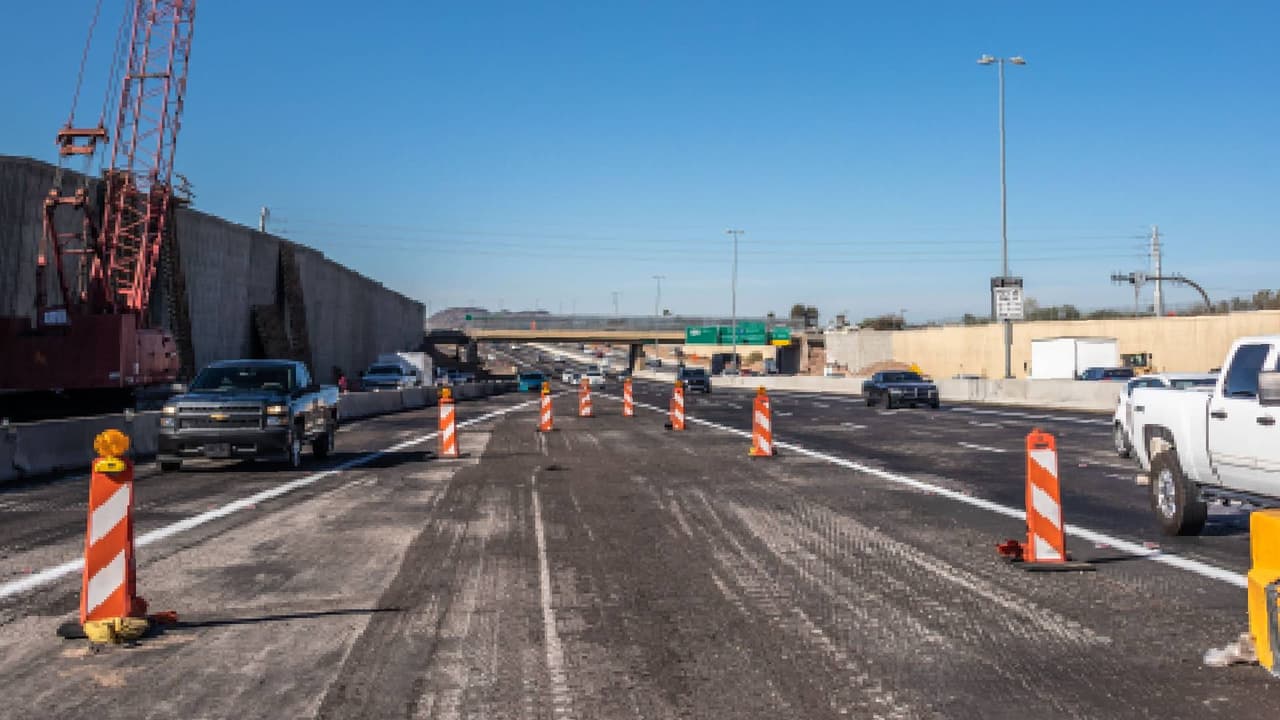 Alerta de tráfico: Loop 101 en dirección este está cerrado entre SR 51 y la calle 56
