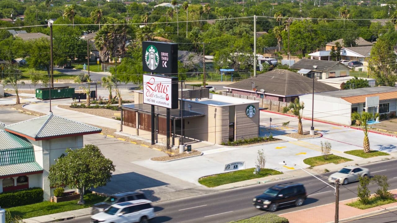 <b>📌 En resumen:</b>
<br>Starbucks abrió su primera tienda impresa en 3D en Brownsville, Texas. 
<br>La construcción fue hecha con concreto usando tecnología robótica. 
<br>Solo tiene servicio drive-thru. 
<br>Es un experimento pionero en la industria comercial. 
<br>La empresa no ha dicho si replicará el modelo en otras ciudades.
