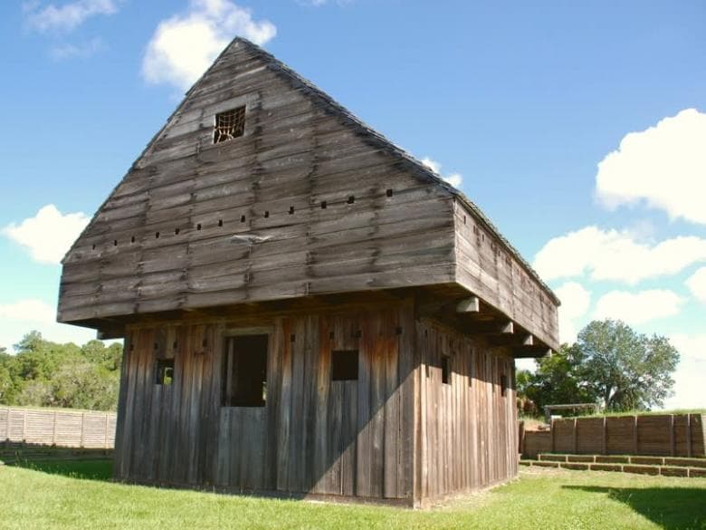 <b>APRENDE SOBRE HISTORIA</b>. Aprovecha esta primavera como una oportunidad para visitar algunos de los sitios históricos del estado. Viaja de regreso, por ejemplo, a la época colonial en el sitio histórico estatal de Fort King George en la costa, que marca el 300 aniversario de la fundación de Georgia en 2021. El asentamiento fronterizo del siglo XVIII está abierto para recorridos en los que los visitantes pueden explorar edificios reconstruidos. Sube escaleras dentro del fortín, recuéstate en las literas de los soldados, mira los agujeros de los mosquetes e incluso toca el timbre de la cena.