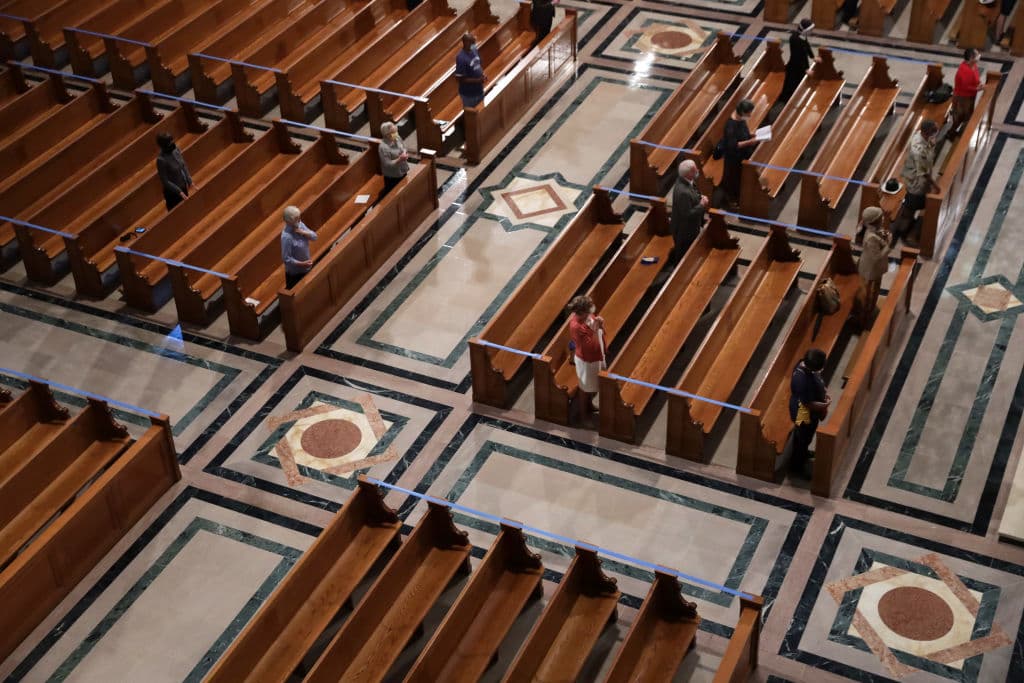 😷 
<b>Iglesias </b>interiores. 
<b>Vacunados por completo</b> y quienes 
<b>no están vacunados</b> 
<u>deben</u> utilizar mascarilla.