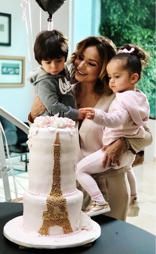 "
<b>Mis hijos no me ven en televisión</b>, mis hijos me ven en mi casa, en el parque, haciendo las cosas de mamá como todas las mamás", dijo el pasado jueves 24 de marzo ante medios en México en la presentación de 'La herencia'. "Eso es 
<b><a href="https://www.univision.com/entretenimiento/los-mellizos-de-elizabeth-alvarez-y-jorge-salinas-ya-estan-enormes-fotos" target="_blank">lo que ven mis hijos de mí: que soy su mamá</a></b>, que los cuido, que los educo, que los protejo, que los guío, que juego con ellos, que me divierto, que vamos al parque", explicó.