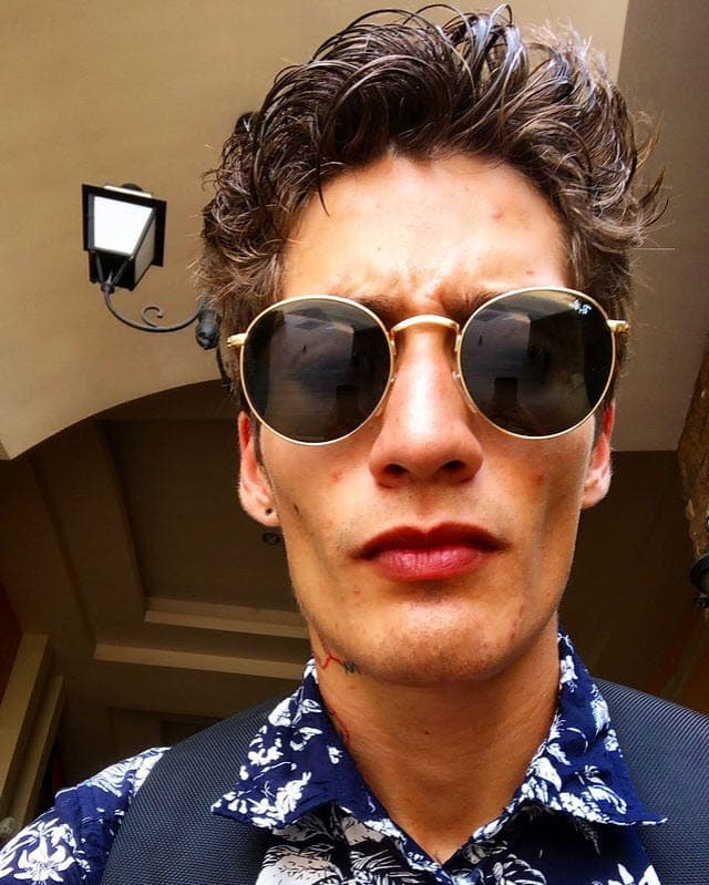 El joven señaló que quiere dedicarse "al espectáculo y al rock and roll" a su gusto, pues siempre ha vivido bajo el peso de ser hijo de Yahir.
<br>