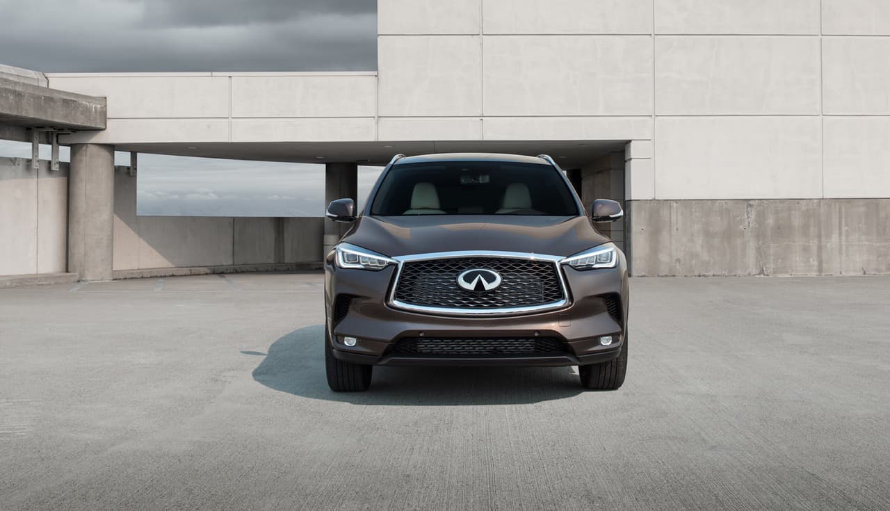 <b>Infiniti QX50 2019</b>
<br>El cofre, fascias, pilar A y cajuela están especialmente diseñados para facilitar el flujo de aire sobre, alrededor y debajo del vehículo, con turbulencia mínima.