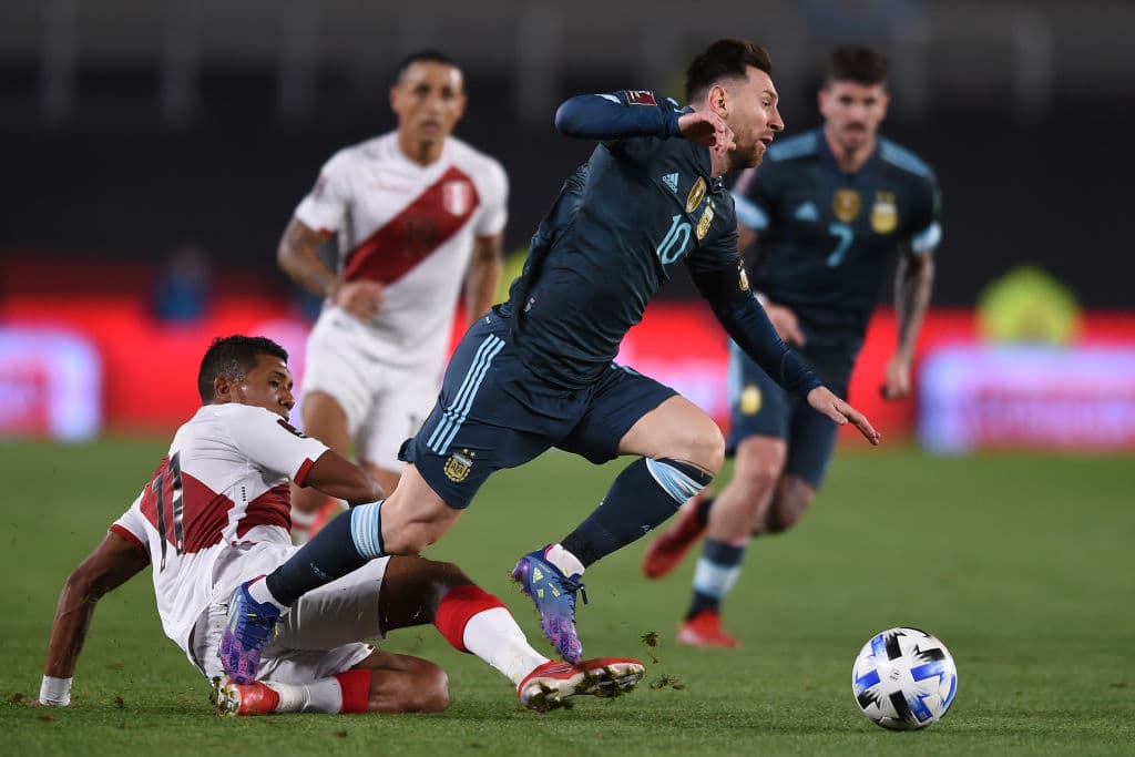 Lautaro Martínez saca un cabezazo al final del primer tiempo y le da la victoria 1-0 a Argentina sobre Perú.