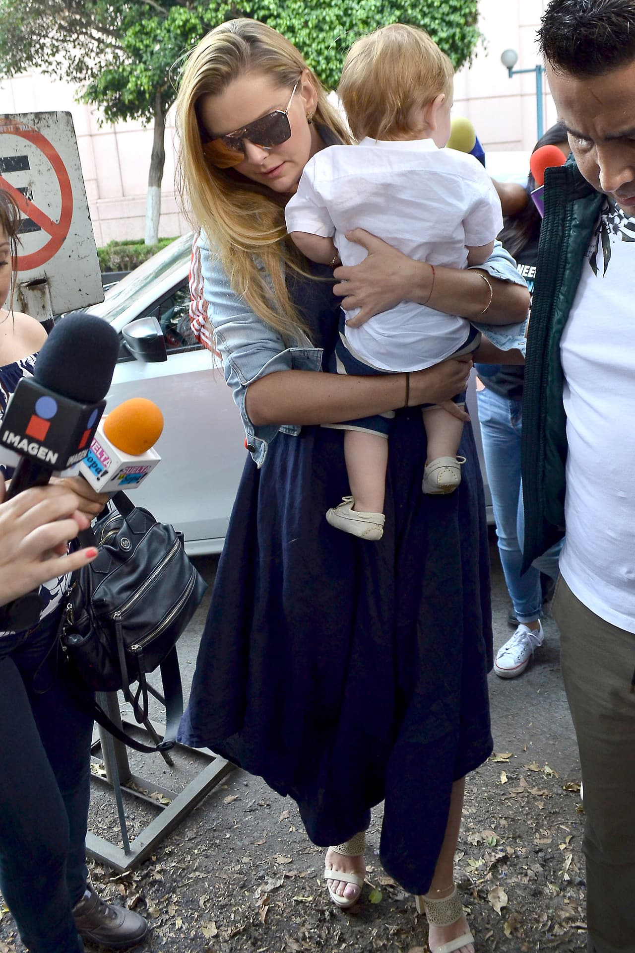 <b>Marjorie de Sousa y Julián Gil se vuelven a encontrar y enfrentar</b>
<br>Marjorie por su lado, tildó a Gil de mantenido y de no cumplir con lo necesario para ver a su hijo, mientras que él le respondió que, trabaja de día y de noche para brindarle todo a su familia.