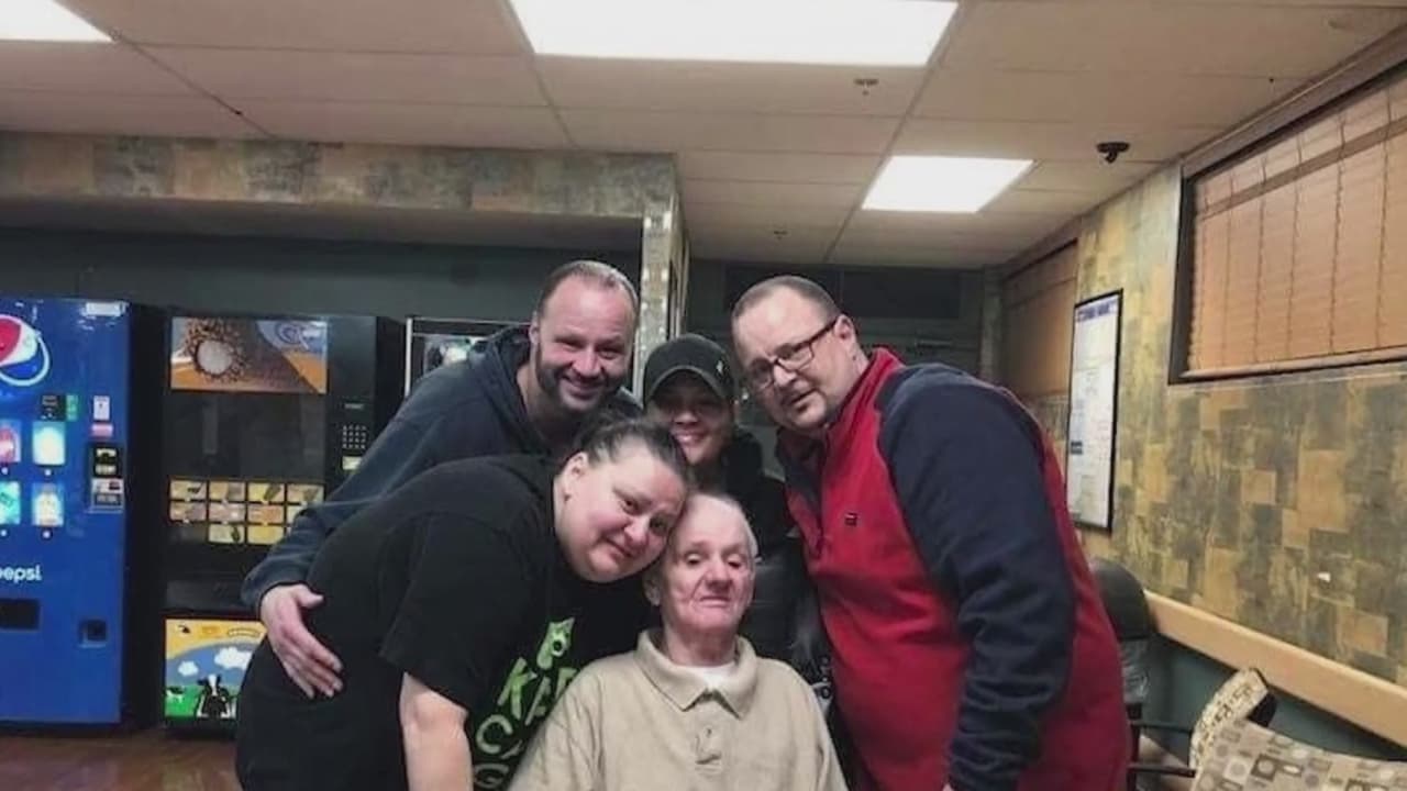 Familiares de anciano que murió en un asilo en Logan Square exigen respuestas