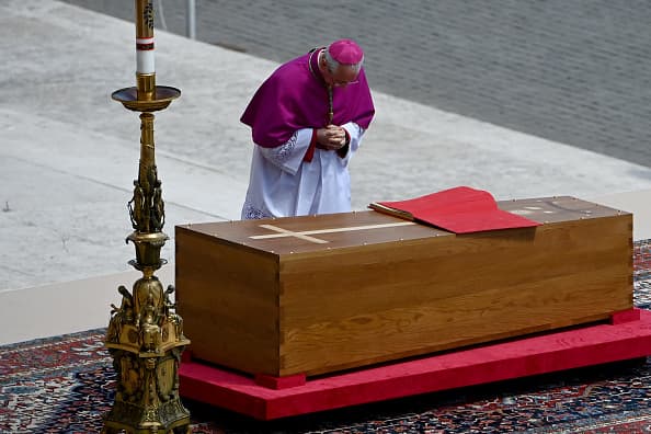 Un obispo reza ante el féretro del papa Francisco durante la ceremonia de su funeral.