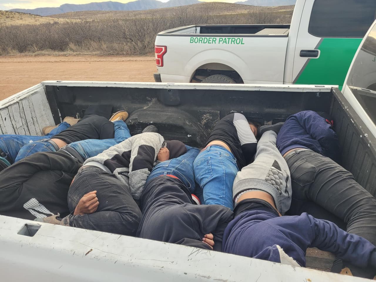 Detuvieron un vehículo que intentaba evadir el puesto de control de la autopista 191 el viernes pasado. El vehículo era conducido por un migrante que fue detenido cuando huía de la zona. Trece migrantes estaban hacinados en la cabina y la caja de la camioneta fueron arrestados.