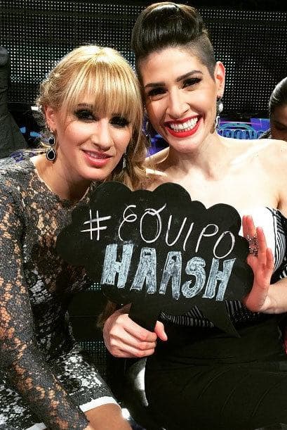 Hanna y Ashley no paraban de bromear detrás de cámaras y esta era una de las maneras que invitaban al público a que las siguieran apoyando.