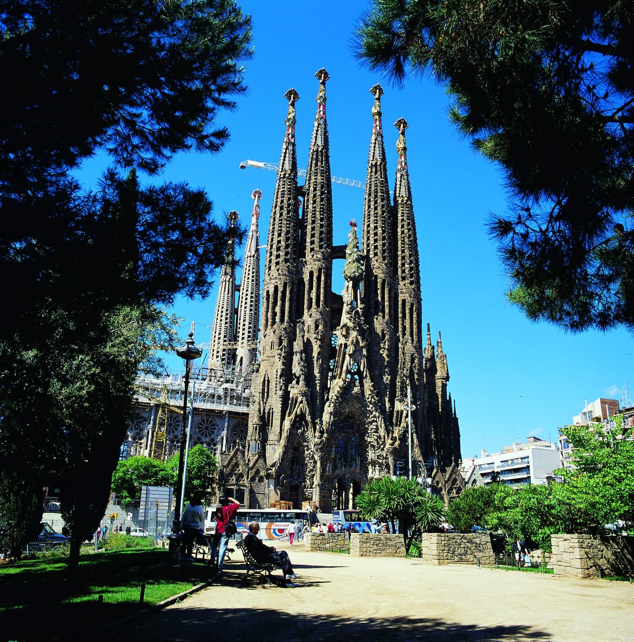 The architect Antoni Gaudí designed one of the most iconic cathedrals in the world: la Sagrada Familia (Sacred Family). Seven of the buildings he designed are considered “World Heritage” sites by UNESCO. Gaudi started work on the temple in 1883. As of today, 70 percent of the work has been executed, and the goal is to complete all of the architectural work by 2026.