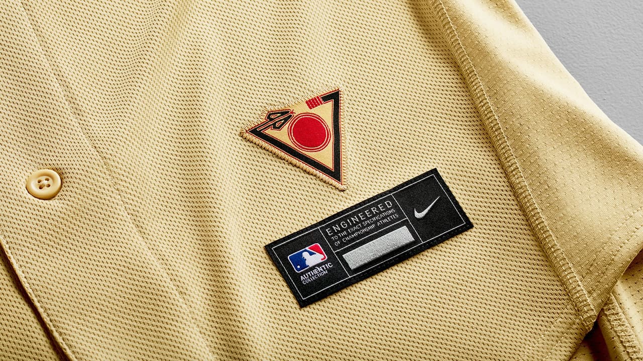 “Estamos orgullososo de estar entre los primeros equipos en lanzar nuestro uniforme City Connect que rinde homenaje a tanto de lo que hace la vida en Arizona única”, dijo el Presidente y Director General de Los D-backs Derrick Hall. “Este concepto se trata de unir a nuestra comunidad, con respeto al pasado y la mirada hacia el futuro”.