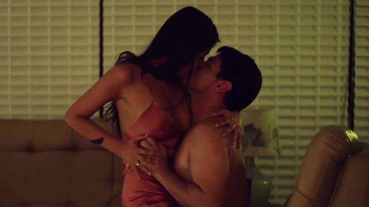 La pareja da rienda suelta a su deseo y vive una candente noche de pasión.