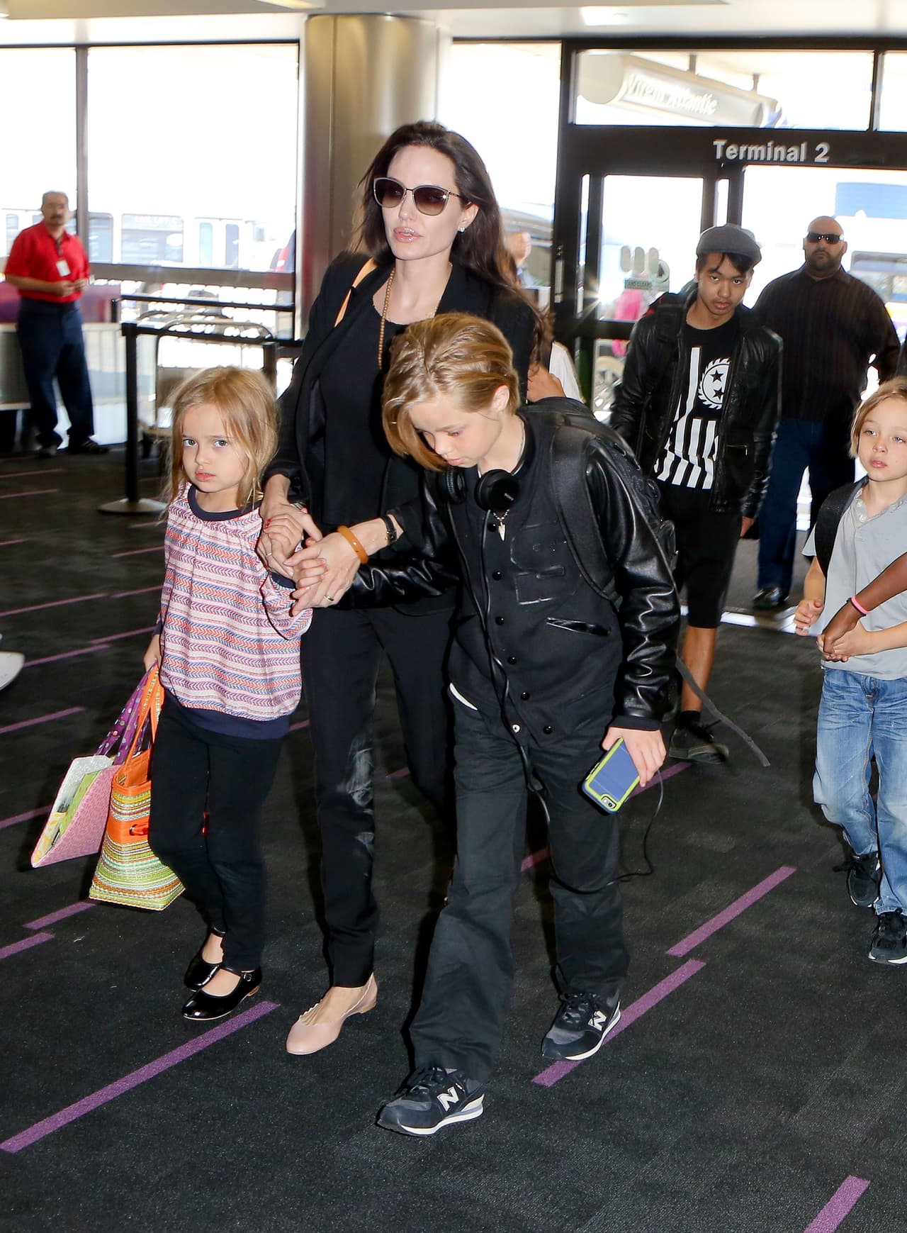 El famoso matrimonio arribó al aeropuerto de Los Ángeles en compañía de todos sus hijos, ¡son una linda familia!