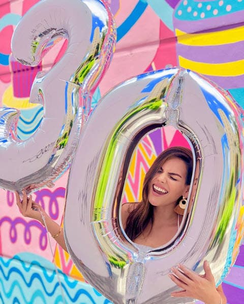 La presentadora mexicana agradeció por esta nueva etapa de su vida en las redes sociales: "¡Se me acabó el 20! Ja ja ja... Bienvenidos fabulosos 30. Después de tantas pre-celebraciones hoy por fin es mi cumpleaños y tengo muchas razones para festejar... por llegar a los 30 con salud, trabajo y tantas bendiciones como todo el apoyo y cariño que aquí me dan".